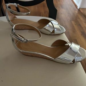 MARC by MARC JACOBS silver metallic leather ankle strap wedge sandals, sz 40 1/2